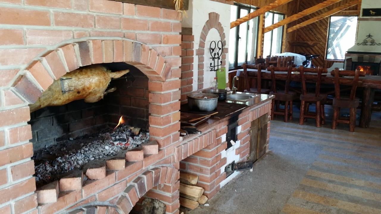 Cabana Barlogul Lupilor Villa Berevoesti ภายนอก รูปภาพ
